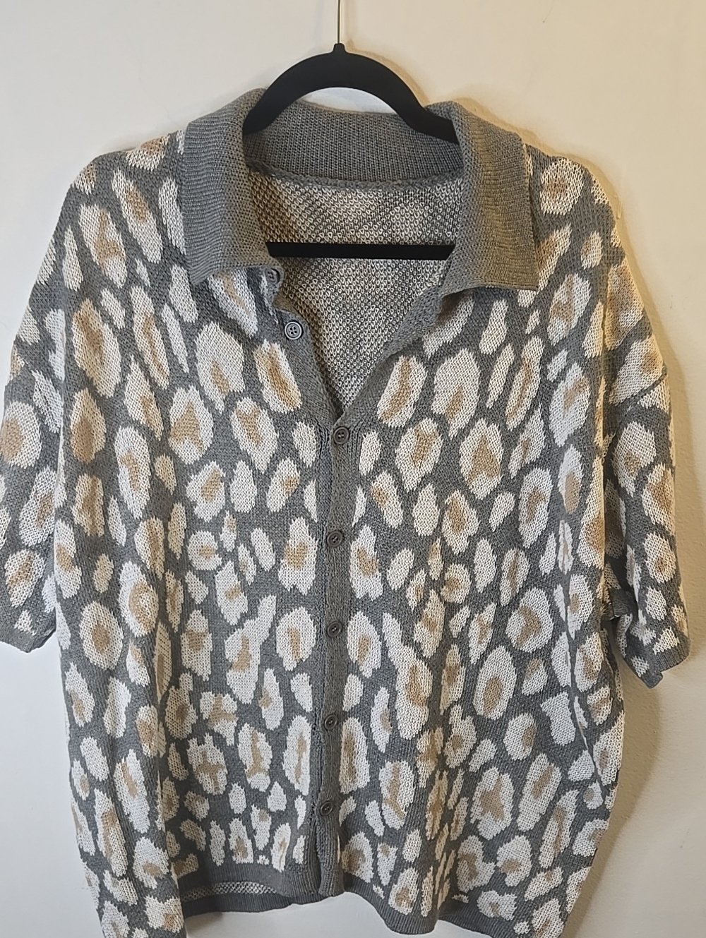 Manfinity Mens Gray and Cream Leopard Print Button-Up Sweater